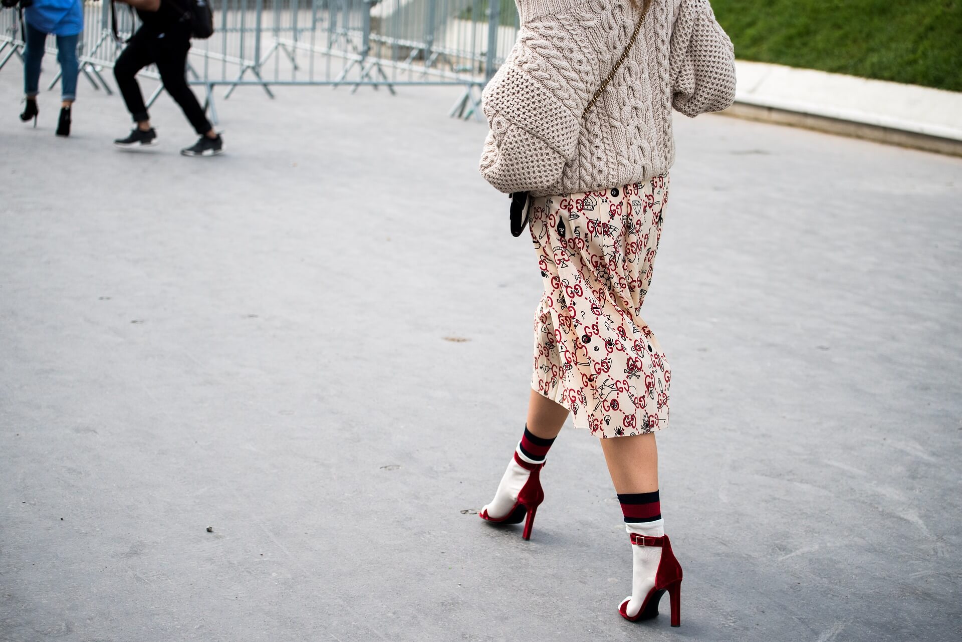 Woman walking in a stylish outfit. 